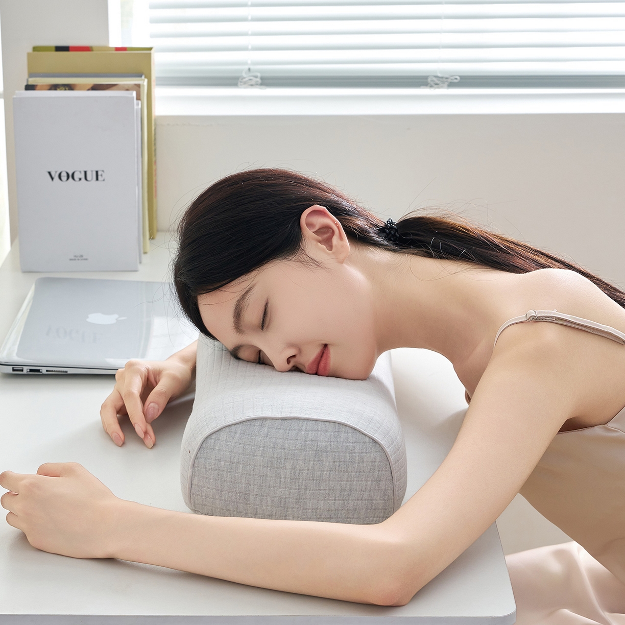 91家纺网 家纺一手货源 找家纺 乐可 2025新款条纹乳胶便携枕头枕芯抱枕午睡枕露营枕 条纹乳胶便携枕-XT3浅灰