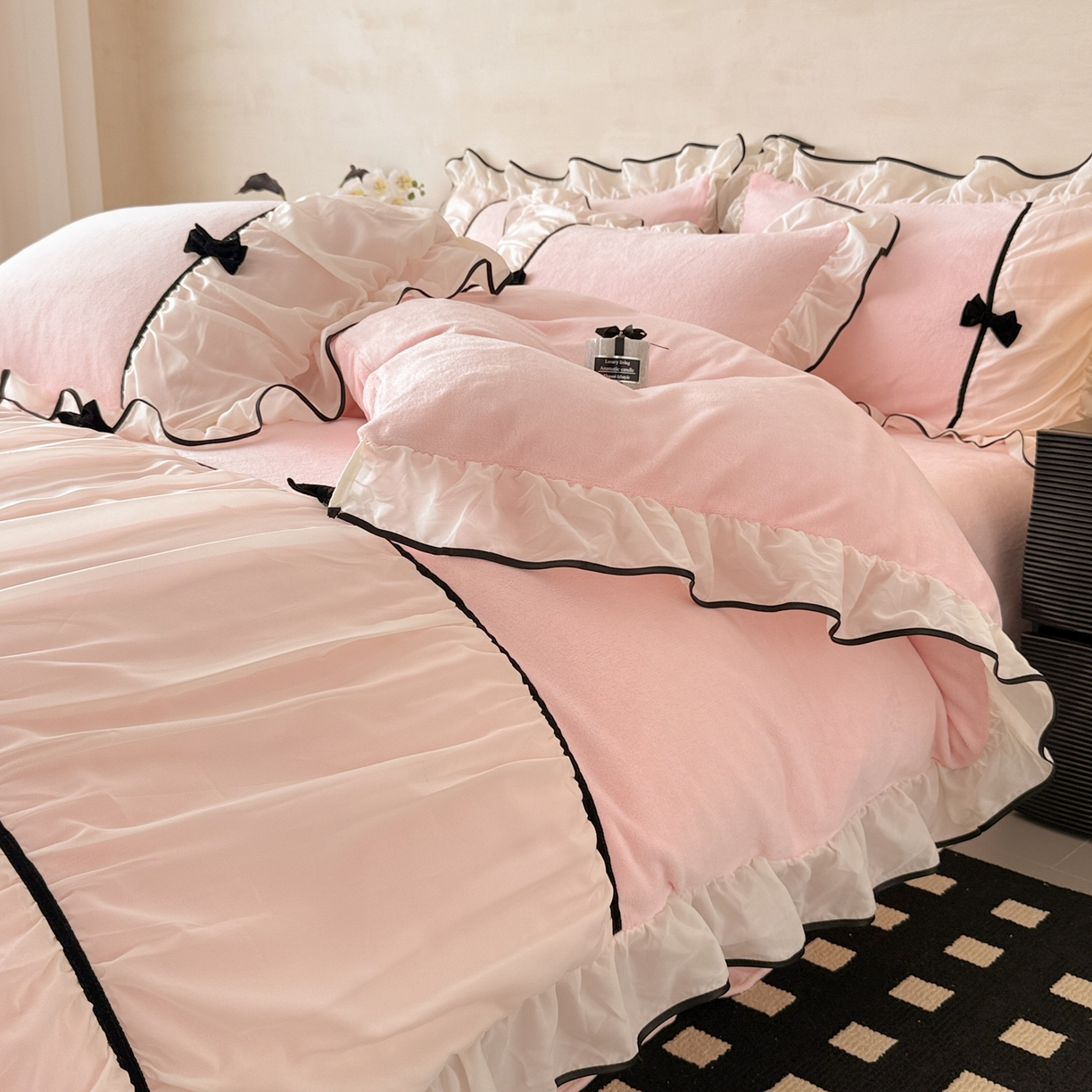 91家纺网 家纺一手货源 找家纺 米可 2025新款牛奶绒蕾丝花边四件套韩版法式公主风四件套~  安琪儿系列 安琪儿~粉