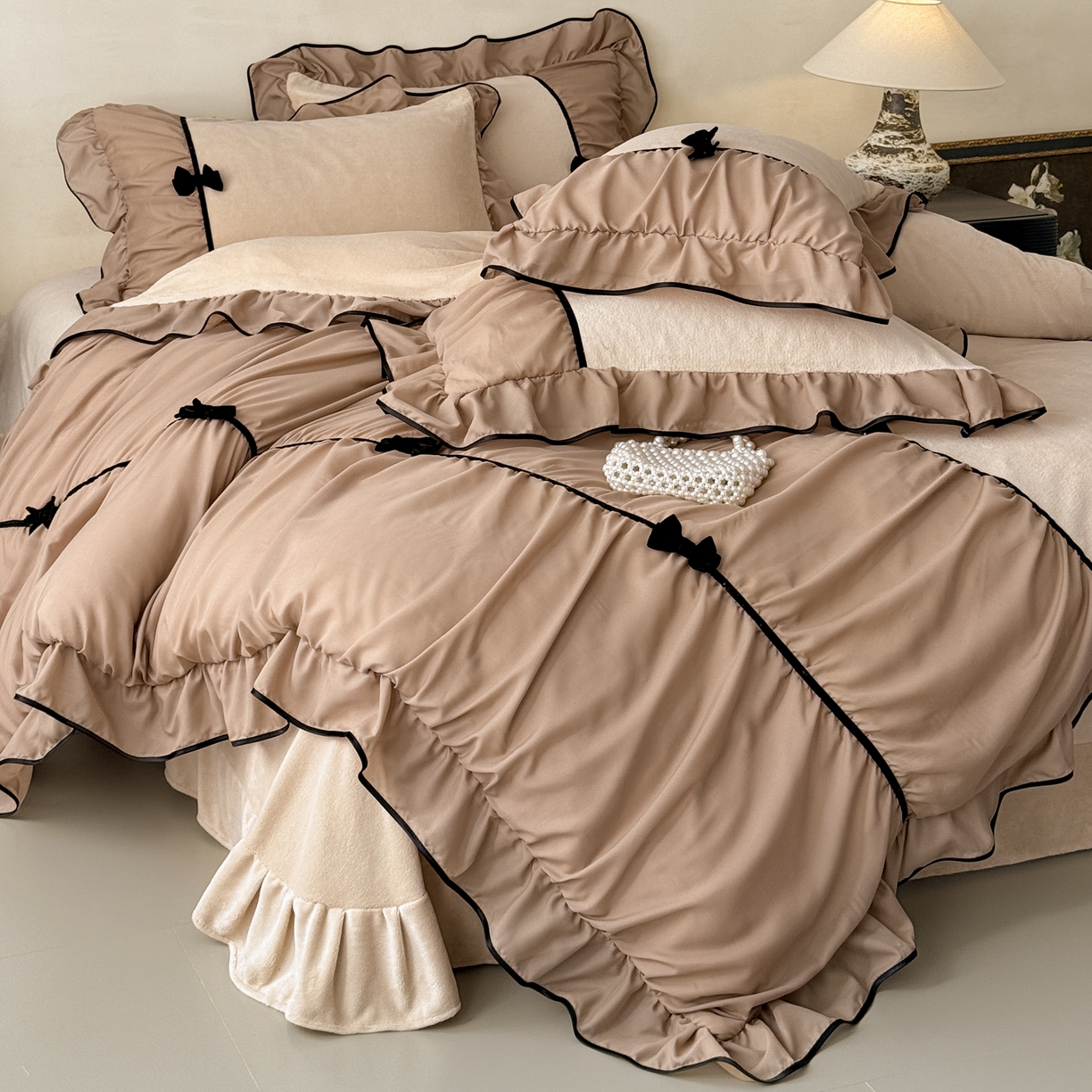 91家纺网 家纺一手货源 找家纺 米可 2025新款牛奶绒蕾丝花边四件套韩版法式公主风四件套~  安琪儿系列 安琪儿~咖