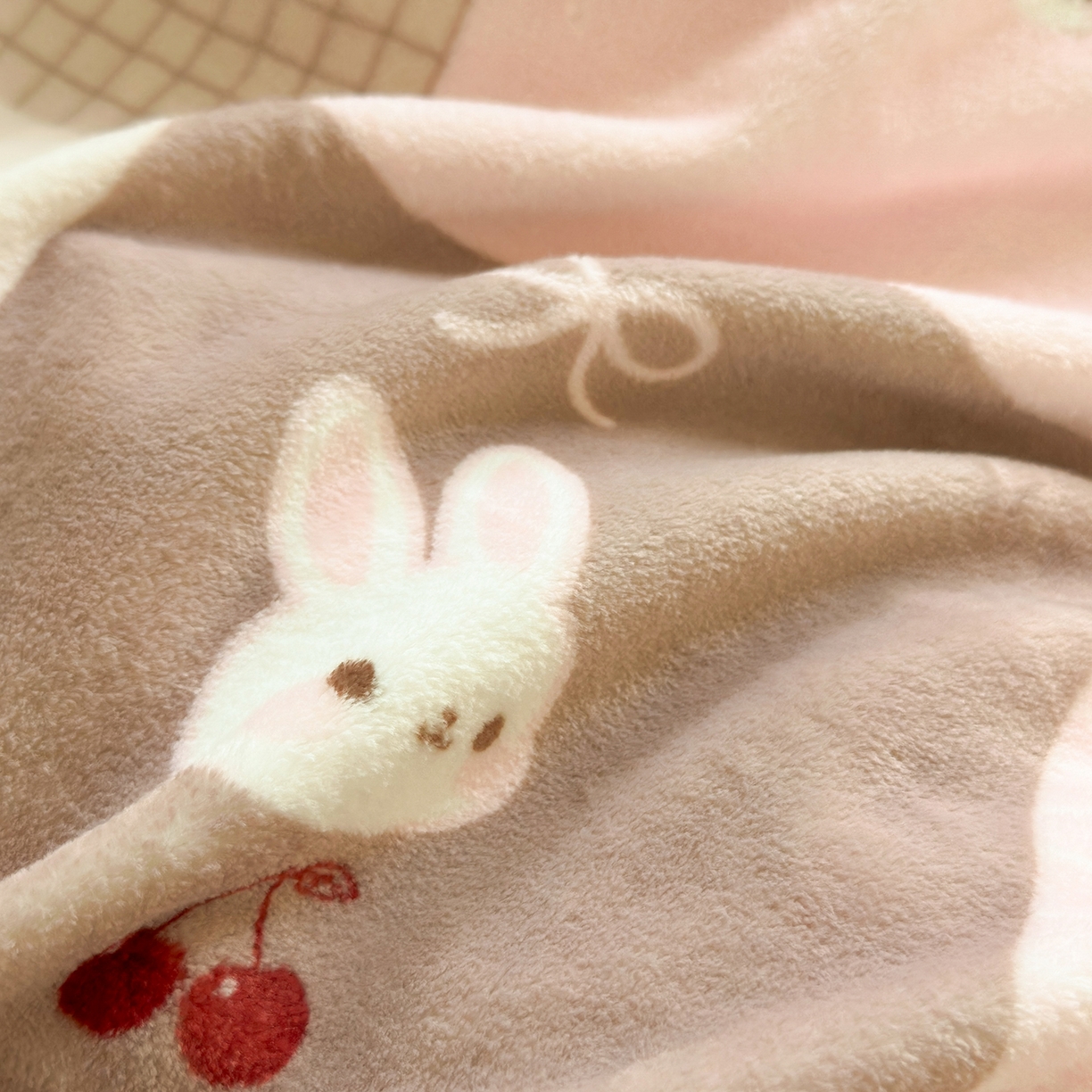 91家纺网 家纺一手货源 找家纺 丽美人家纺 2025新款小版印花牛奶绒四件套 拼布蝴蝶兔