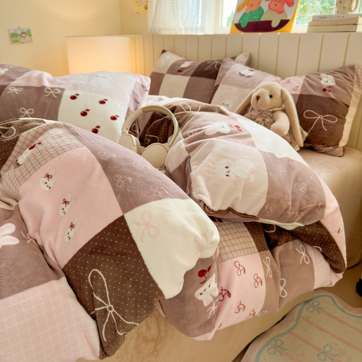 91家纺网 家纺一手货源 找家纺 丽美人家纺 2025新款小版印花牛奶绒四件套 拼布蝴蝶兔