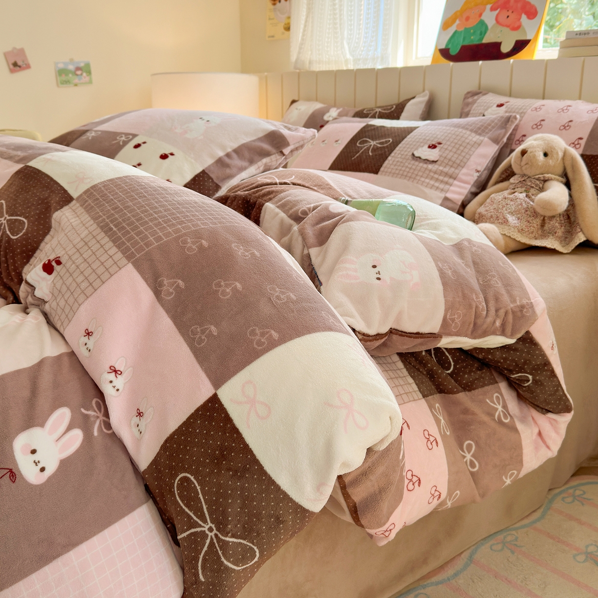 91家纺网 家纺一手货源 找家纺 丽美人家纺 2025新款小版印花牛奶绒四件套 拼布蝴蝶兔