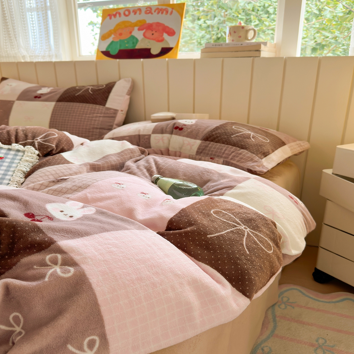 91家纺网 家纺一手货源 找家纺 丽美人家纺 2025新款小版印花牛奶绒四件套 拼布蝴蝶兔