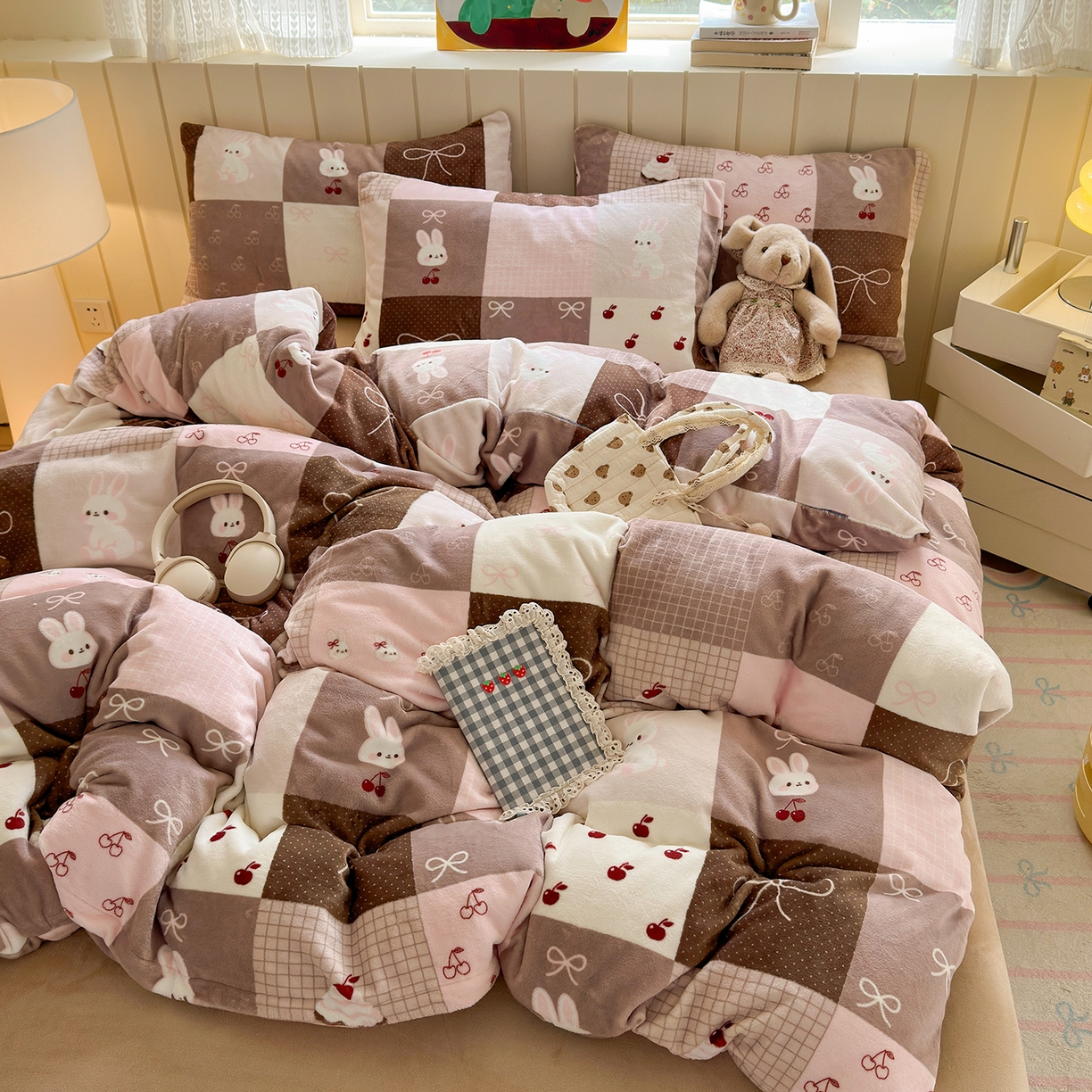 91家纺网 家纺一手货源 找家纺 丽美人家纺 2025新款小版印花牛奶绒四件套 拼布蝴蝶兔