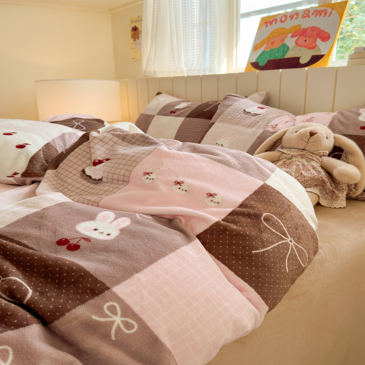 91家纺网 家纺一手货源 找家纺 丽美人家纺 2025新款小版印花牛奶绒四件套 拼布蝴蝶兔