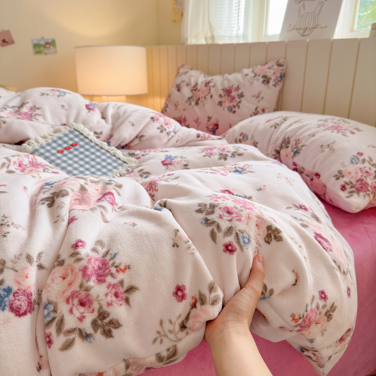 91家纺网 家纺一手货源 找家纺 丽美人家纺 2025新款小版印花牛奶绒四件套 山茶花语-粉