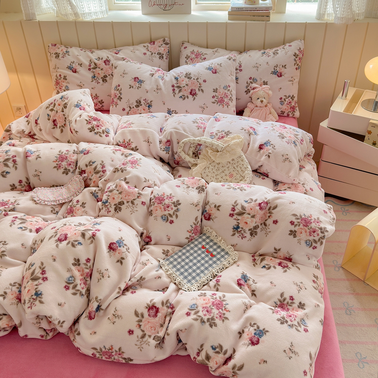 91家纺网 家纺一手货源 找家纺 丽美人家纺 2025新款小版印花牛奶绒四件套 山茶花语-粉