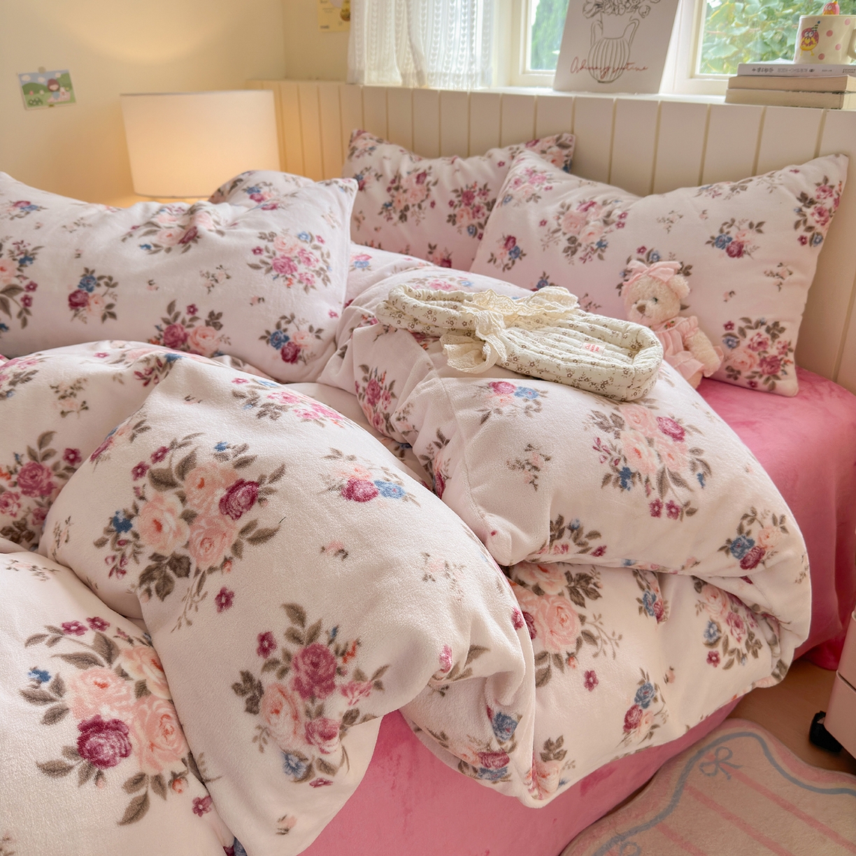 91家纺网 家纺一手货源 找家纺 丽美人家纺 2025新款小版印花牛奶绒四件套 山茶花语-粉