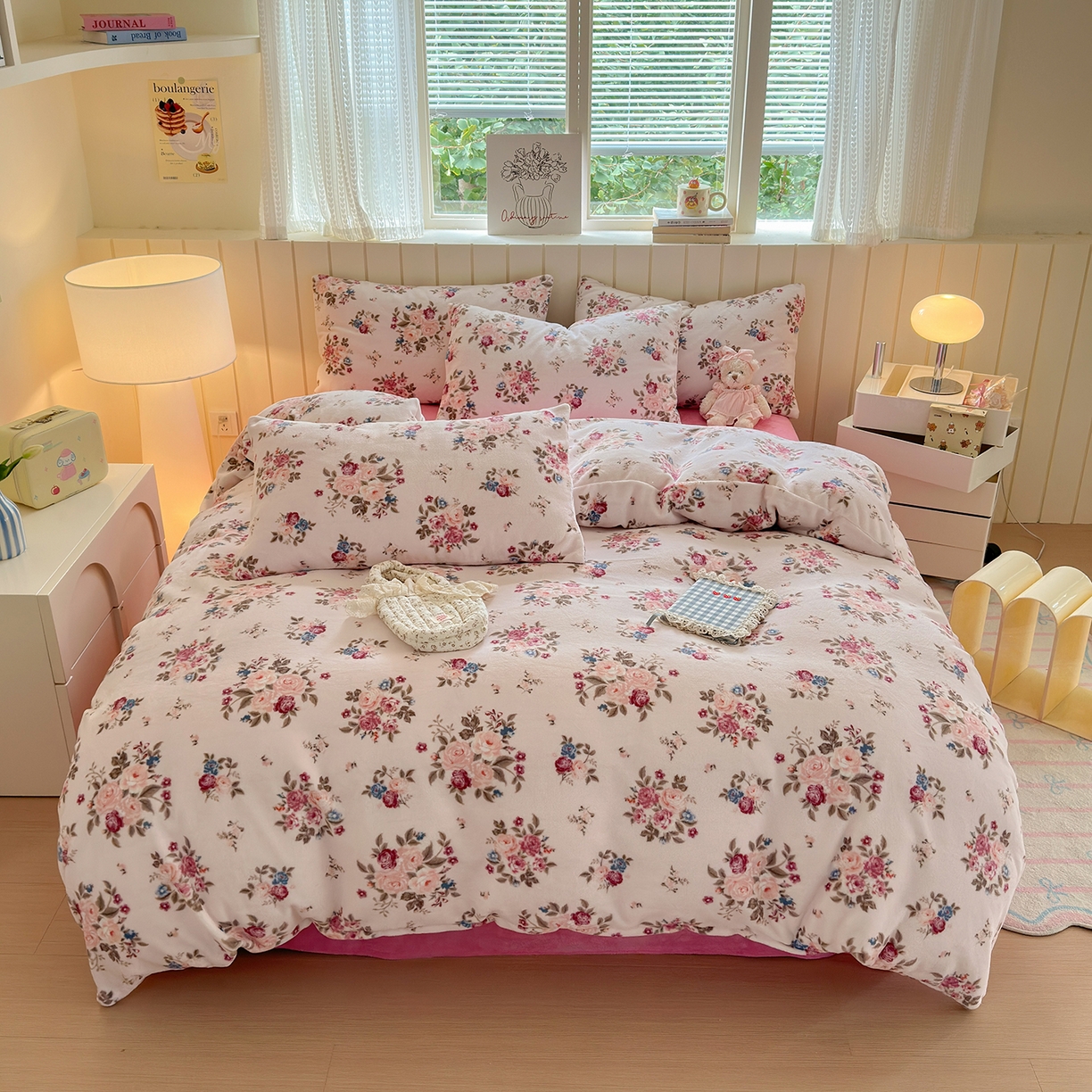 91家纺网 家纺一手货源 找家纺 丽美人家纺 2025新款小版印花牛奶绒四件套 山茶花语-粉