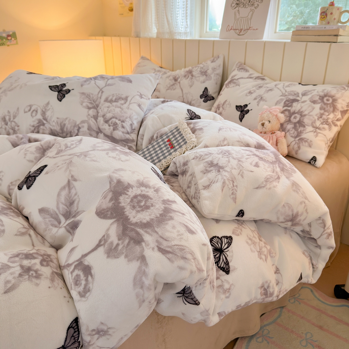 91家纺网 家纺一手货源 找家纺 丽美人家纺 2025新款小版印花牛奶绒四件套 水墨花蝴蝶