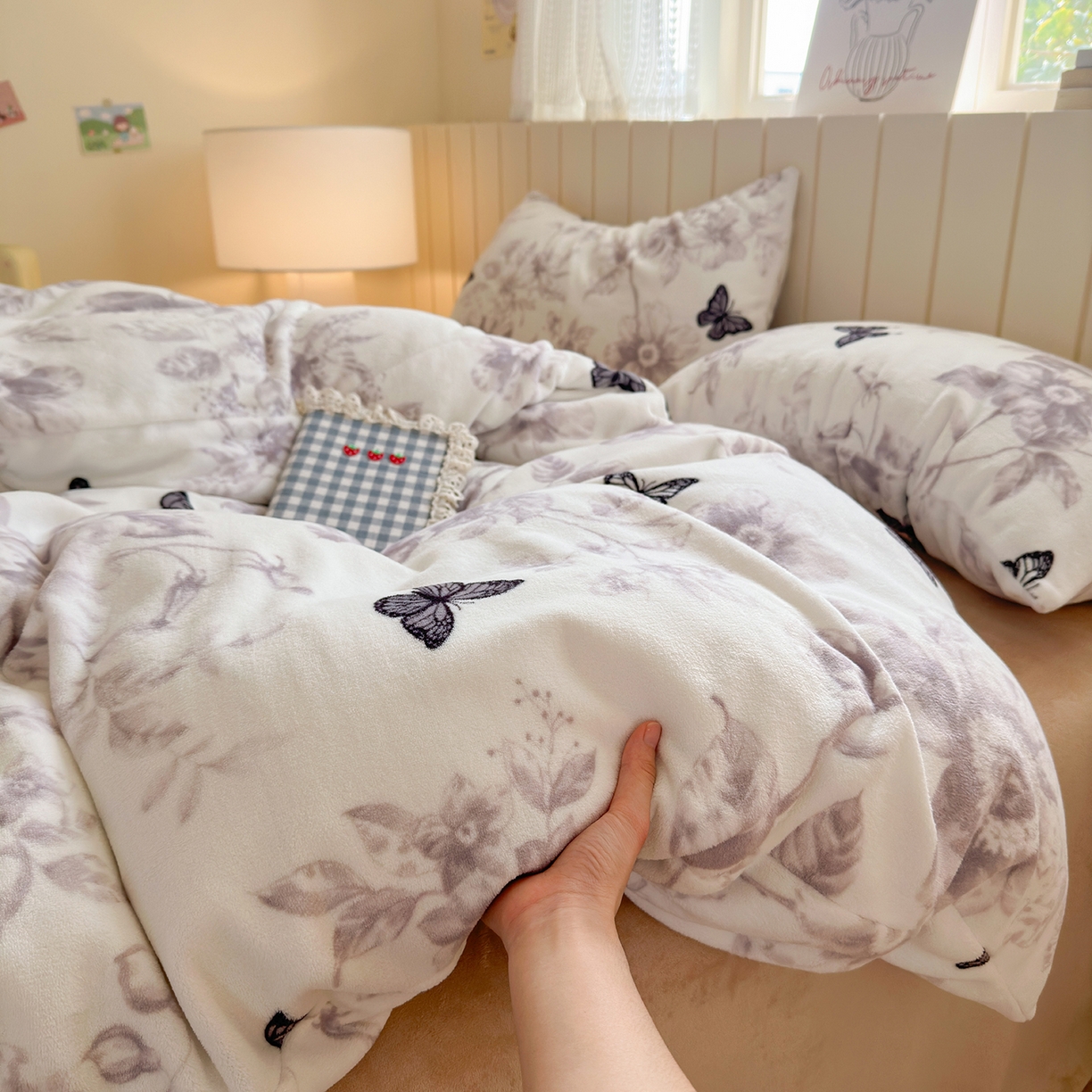 91家纺网 家纺一手货源 找家纺 丽美人家纺 2025新款小版印花牛奶绒四件套 水墨花蝴蝶