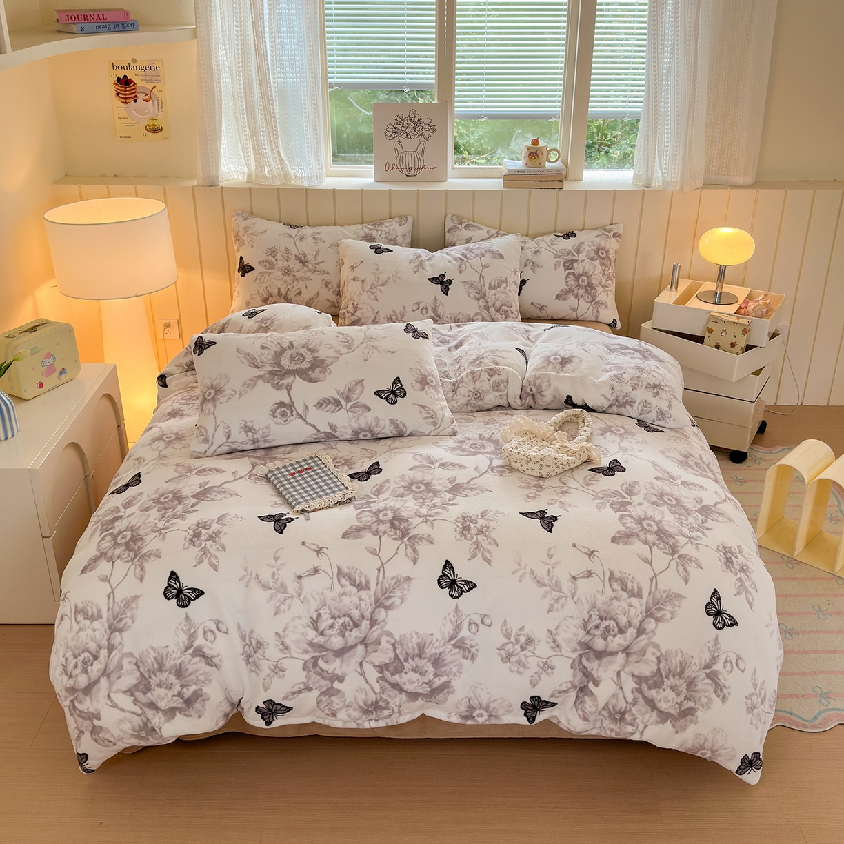 91家纺网 家纺一手货源 找家纺 丽美人家纺 2025新款小版印花牛奶绒四件套 水墨花蝴蝶