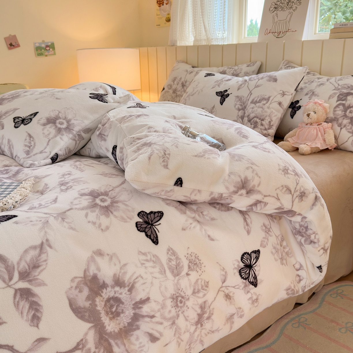 91家纺网 家纺一手货源 找家纺 丽美人家纺 2025新款小版印花牛奶绒四件套 水墨花蝴蝶