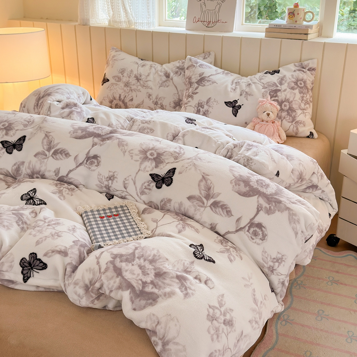 91家纺网 家纺一手货源 找家纺 丽美人家纺 2025新款小版印花牛奶绒四件套 水墨花蝴蝶