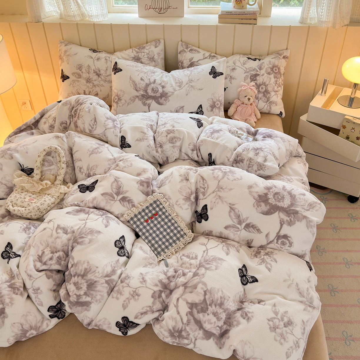 91家纺网 家纺一手货源 找家纺 丽美人家纺 2025新款小版印花牛奶绒四件套 水墨花蝴蝶