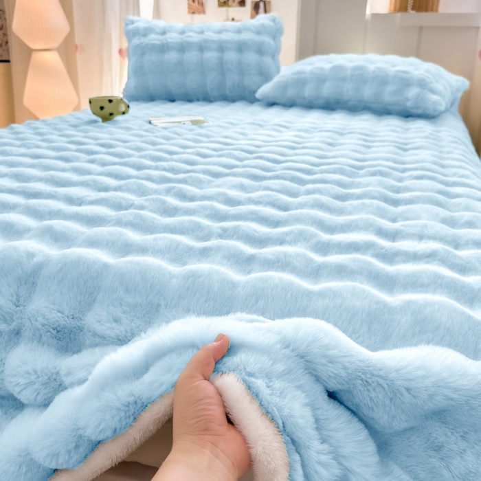 91家纺网 家纺一手货源 找家纺 麒东家纺 2025新款加厚纯色兔毛绒泡泡单床单 天蓝