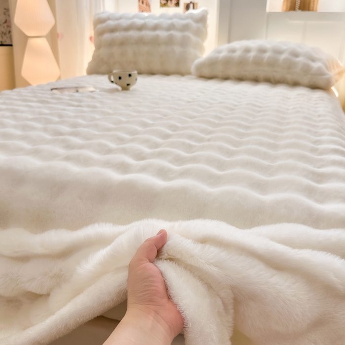 91家纺网 家纺一手货源 找家纺 麒东家纺 2025新款加厚纯色兔毛绒泡泡单床单 米白