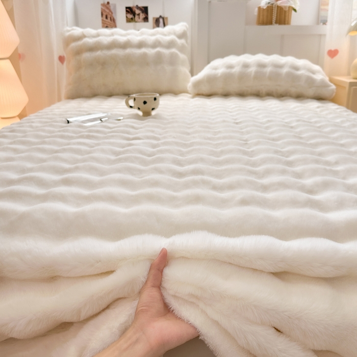 91家纺网 家纺一手货源 找家纺 麒东家纺 2025新款加厚纯色兔毛绒泡泡单床单 米白