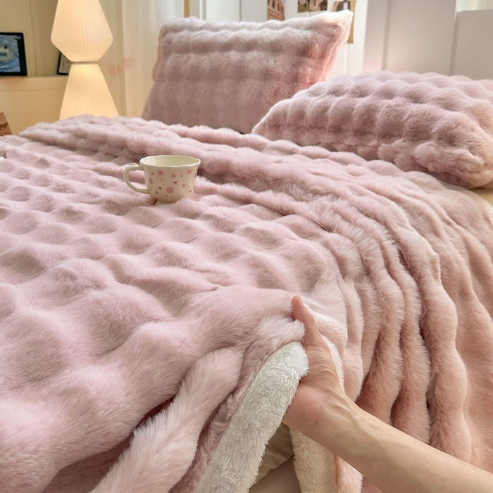 91家纺网 家纺一手货源 找家纺 麒东家纺 2025新款加厚纯色兔毛绒泡泡单床单 粉色