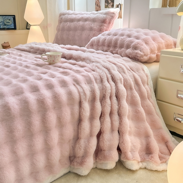 91家纺网 家纺一手货源 找家纺 麒东家纺 2025新款加厚纯色兔毛绒泡泡单床单 粉色