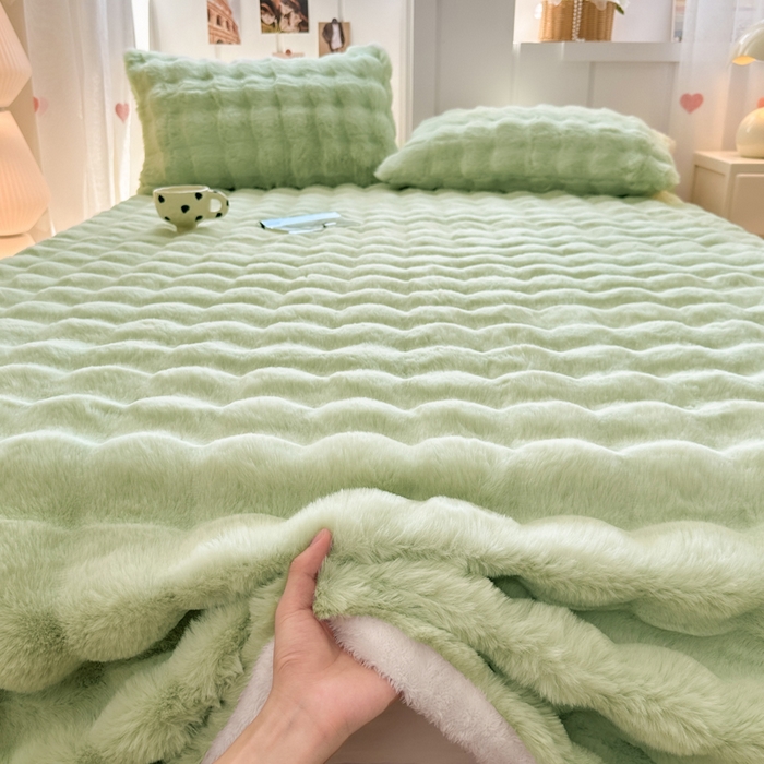 91家纺网 家纺一手货源 找家纺 麒东家纺 2025新款加厚纯色兔毛绒泡泡单床单 绿色