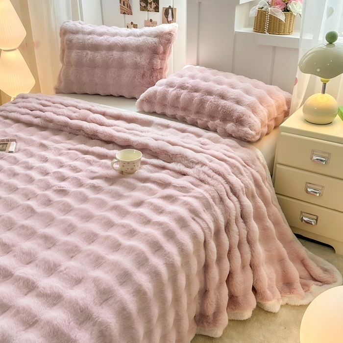 91家纺网 家纺一手货源 找家纺 麒东家纺 2025新款加厚纯色兔毛绒泡泡单床单 粉色