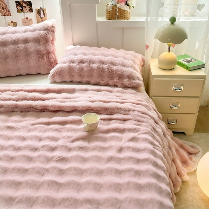 91家纺网 家纺一手货源 找家纺 麒东家纺 2025新款加厚纯色兔毛绒泡泡单床单 粉色