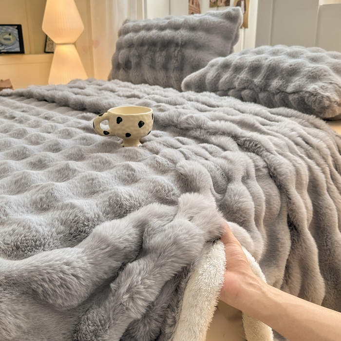 91家纺网 家纺一手货源 找家纺 麒东家纺 2025新款加厚纯色兔毛绒泡泡单床单 浅灰