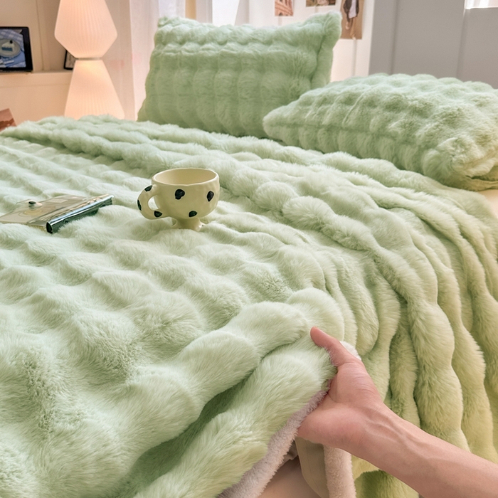 91家纺网 家纺一手货源 找家纺 麒东家纺 2025新款加厚纯色兔毛绒泡泡单床单 绿色