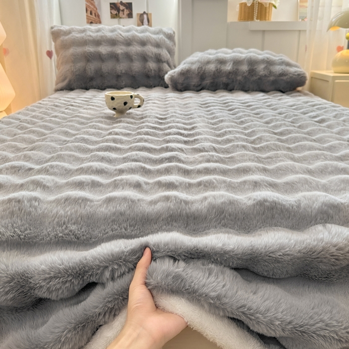 91家纺网 家纺一手货源 找家纺 麒东家纺 2025新款加厚纯色兔毛绒泡泡单床单 浅灰