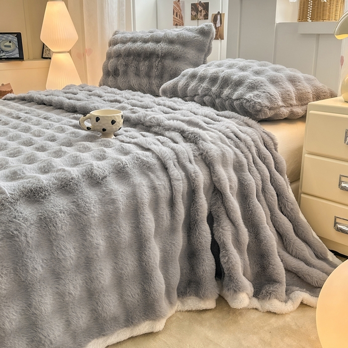 91家纺网 家纺一手货源 找家纺 麒东家纺 2025新款加厚纯色兔毛绒泡泡单床单 浅灰
