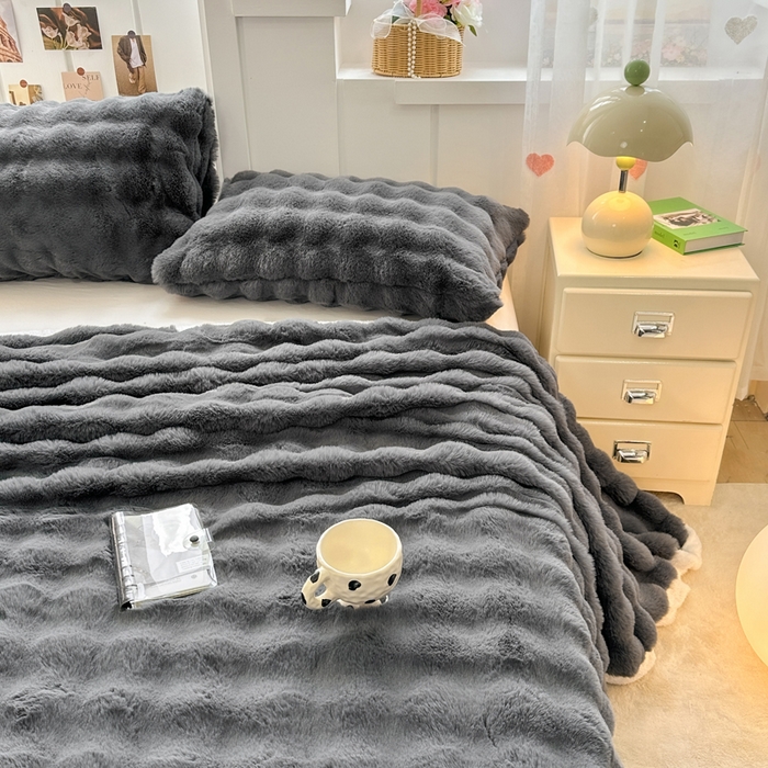 91家纺网 家纺一手货源 找家纺 麒东家纺 2025新款加厚纯色兔毛绒泡泡单床单 深灰