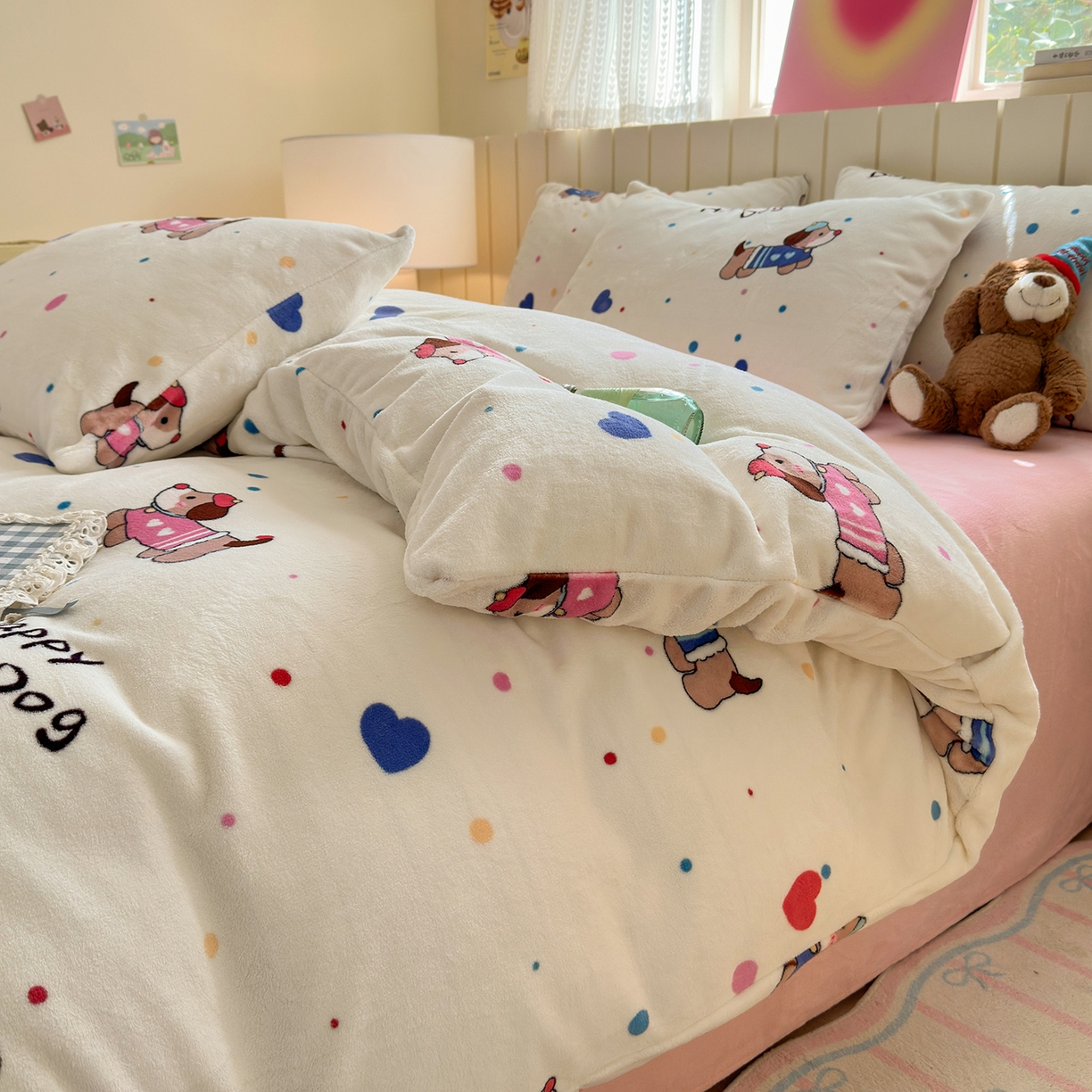 91家纺网 家纺一手货源 找家纺 丽美人家纺 2025新款小版印花牛奶绒四件套 甜品腊肠狗