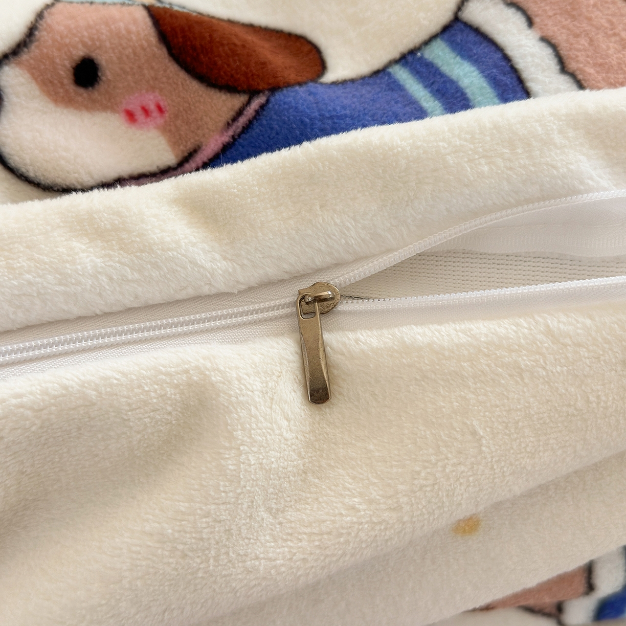 91家纺网 家纺一手货源 找家纺 丽美人家纺 2025新款小版印花牛奶绒四件套 甜品腊肠狗