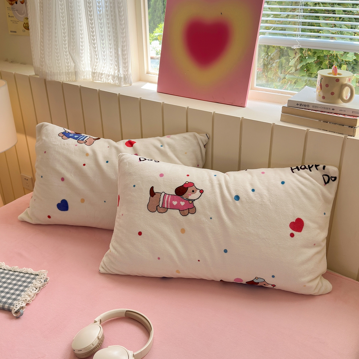 91家纺网 家纺一手货源 找家纺 丽美人家纺 2025新款小版印花牛奶绒四件套 甜品腊肠狗