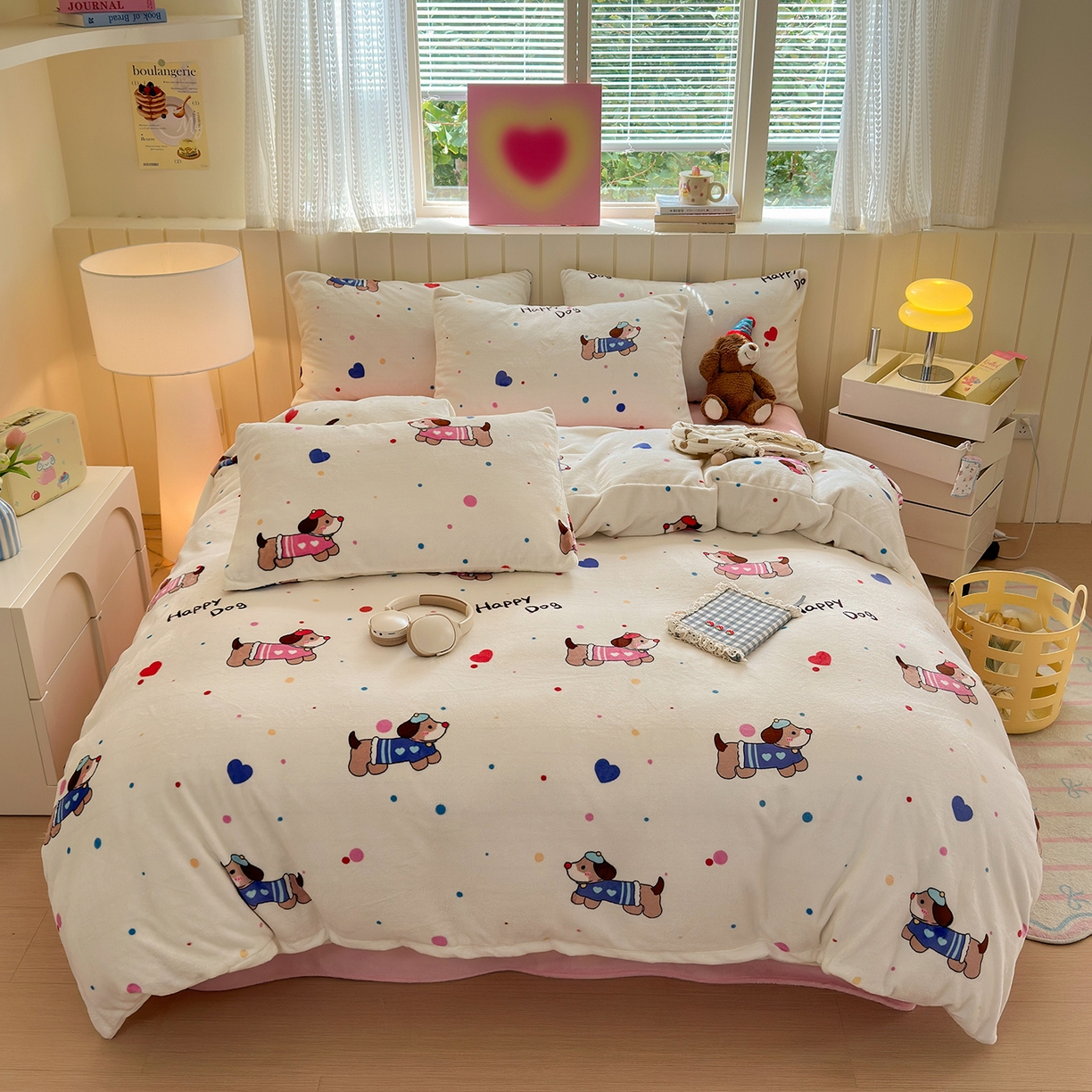 91家纺网 家纺一手货源 找家纺 丽美人家纺 2025新款小版印花牛奶绒四件套 甜品腊肠狗