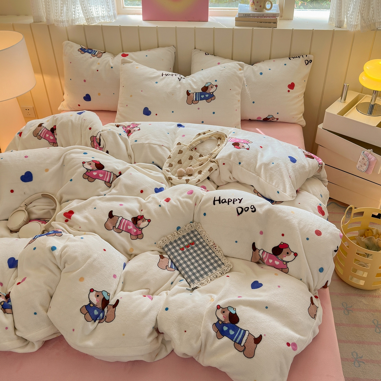 91家纺网 家纺一手货源 找家纺 丽美人家纺 2025新款小版印花牛奶绒四件套 甜品腊肠狗