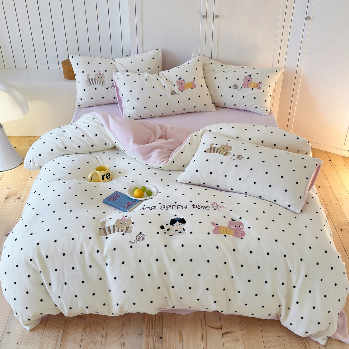 91家纺网 家纺一手货源 找家纺 优悦生活馆 2025新款牛奶绒卡通印花刺绣四件套系列 波点猫-白+粉