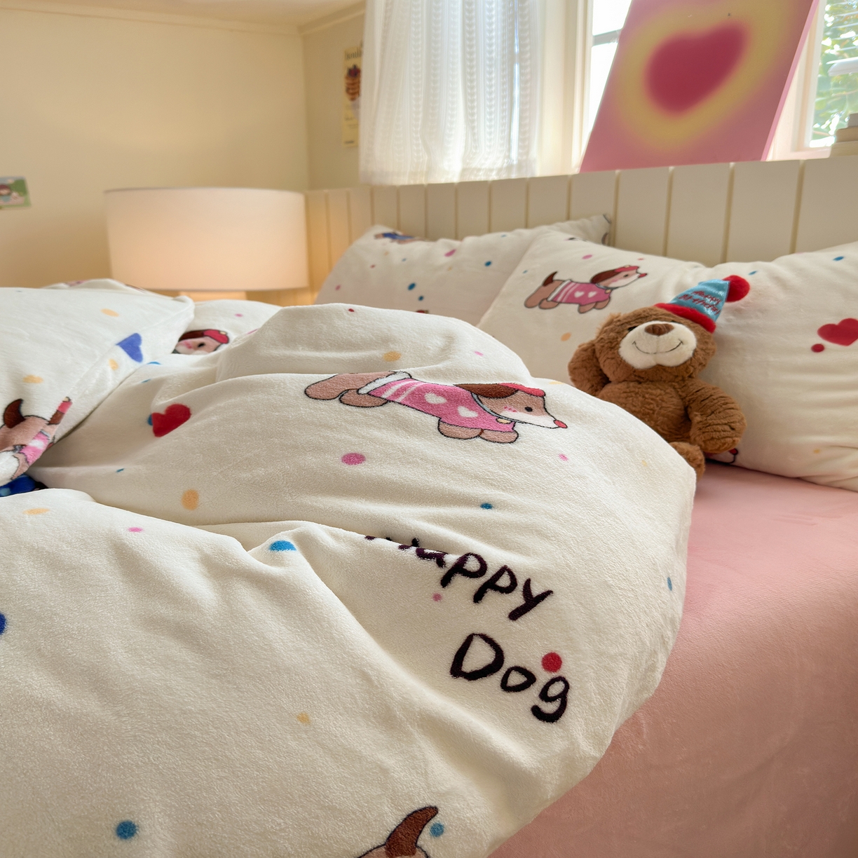 91家纺网 家纺一手货源 找家纺 丽美人家纺 2025新款小版印花牛奶绒四件套 甜品腊肠狗