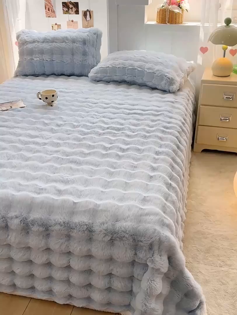 91家纺网 家纺一手货源 找家纺 麒东家纺 2025新款加厚纯色兔毛绒泡泡单床单 天蓝