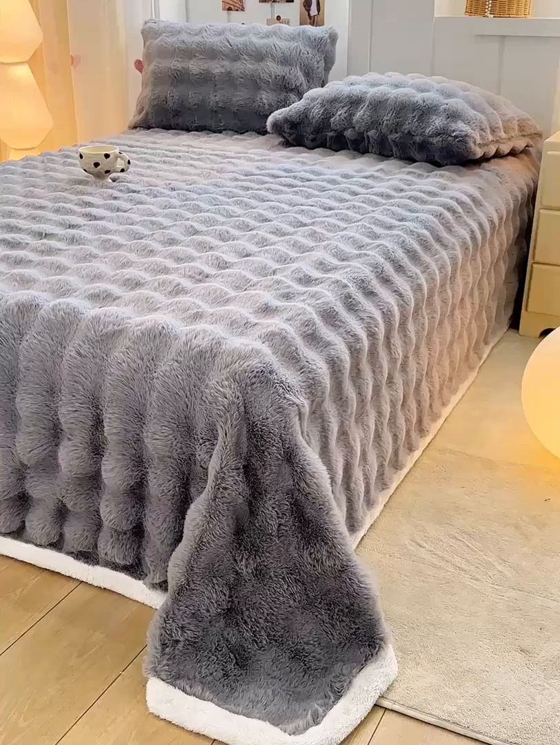 91家纺网 家纺一手货源 找家纺 麒东家纺 2025新款加厚纯色兔毛绒泡泡单床单 浅灰