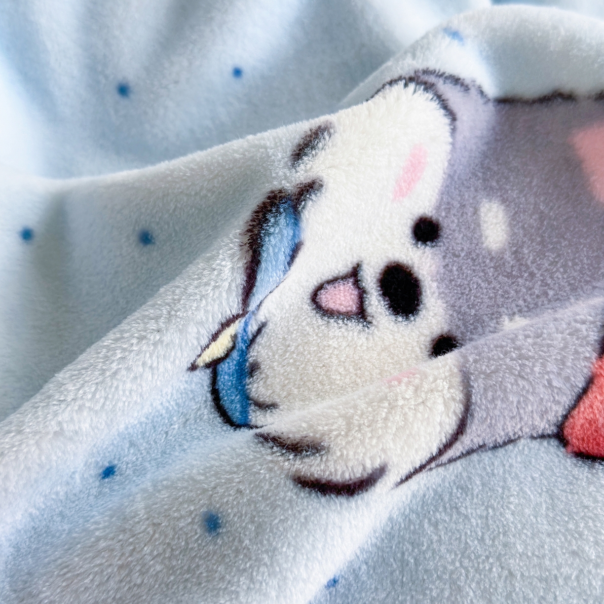 91家纺网 家纺一手货源 找家纺 丽美人家纺 2025新款小版印花牛奶绒四件套 甜心猫咪-蓝