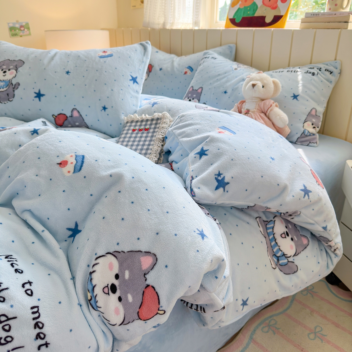 91家纺网 家纺一手货源 找家纺 丽美人家纺 2025新款小版印花牛奶绒四件套 甜心猫咪-蓝