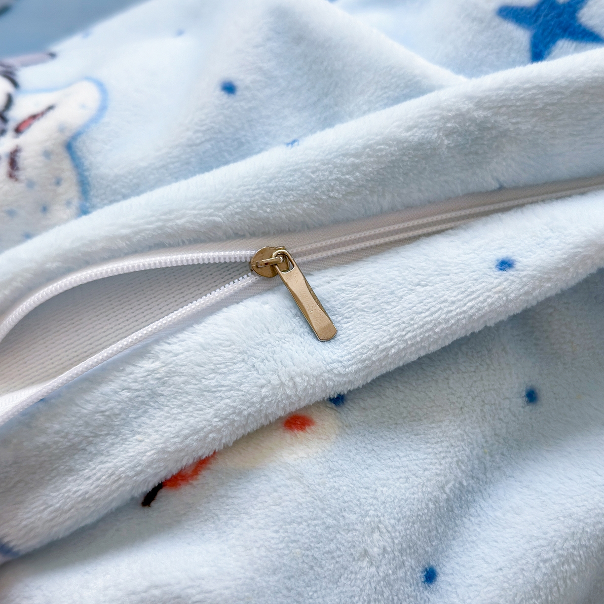 91家纺网 家纺一手货源 找家纺 丽美人家纺 2025新款小版印花牛奶绒四件套 甜心猫咪-蓝