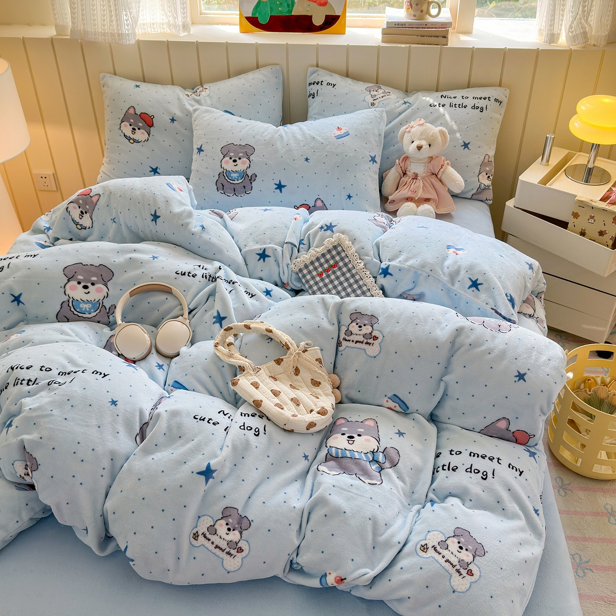 91家纺网 家纺一手货源 找家纺 丽美人家纺 2025新款小版印花牛奶绒四件套 甜心猫咪-蓝