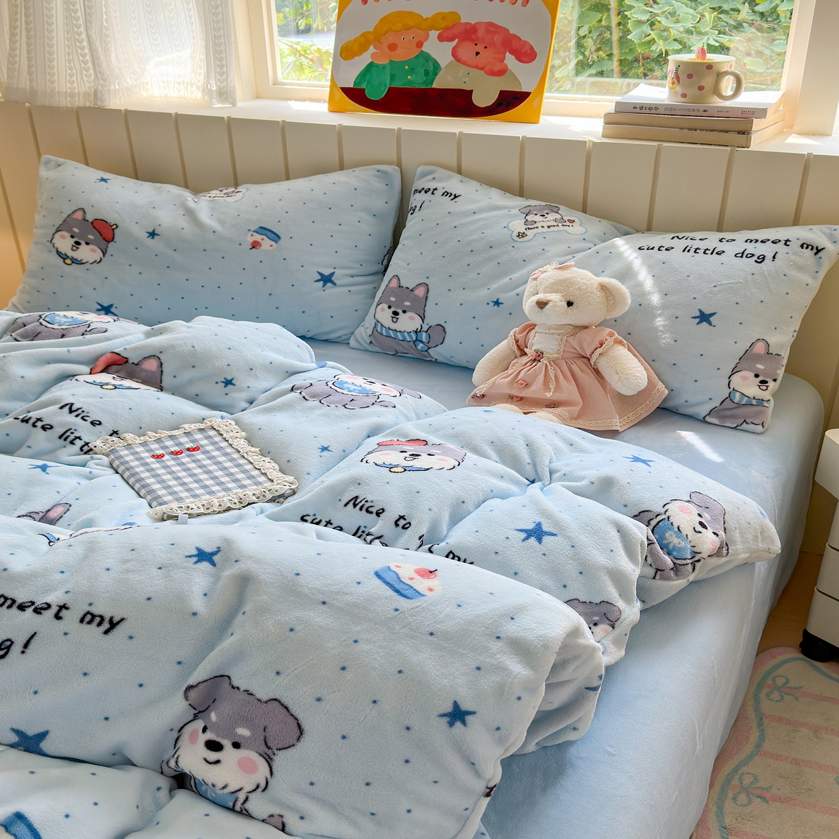 91家纺网 家纺一手货源 找家纺 丽美人家纺 2025新款小版印花牛奶绒四件套 甜心猫咪-蓝