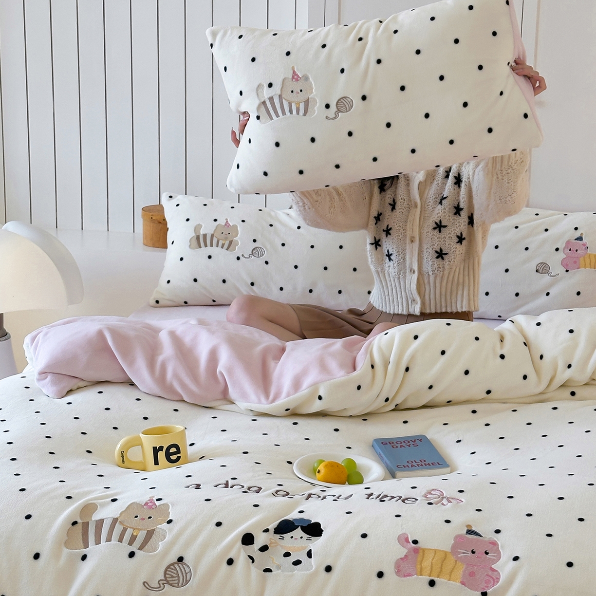 91家纺网 家纺一手货源 找家纺 优悦生活馆 2025新款牛奶绒卡通印花刺绣四件套系列 波点猫-白+粉