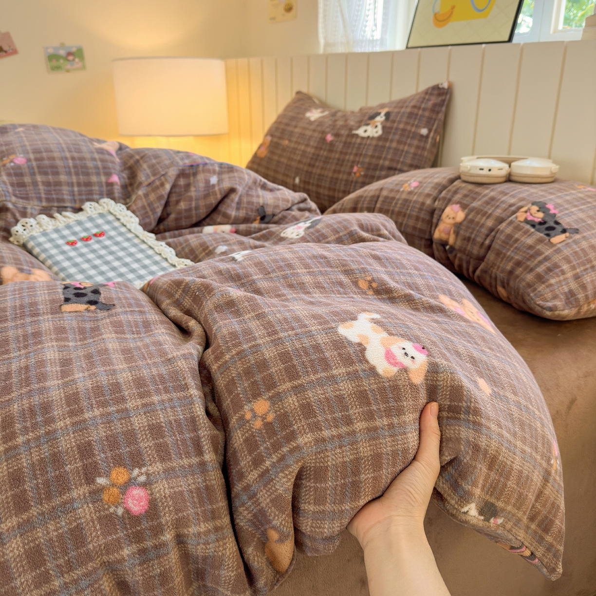 91家纺网 家纺一手货源 找家纺 丽美人家纺 2025新款小版印花牛奶绒四件套 英伦小狗