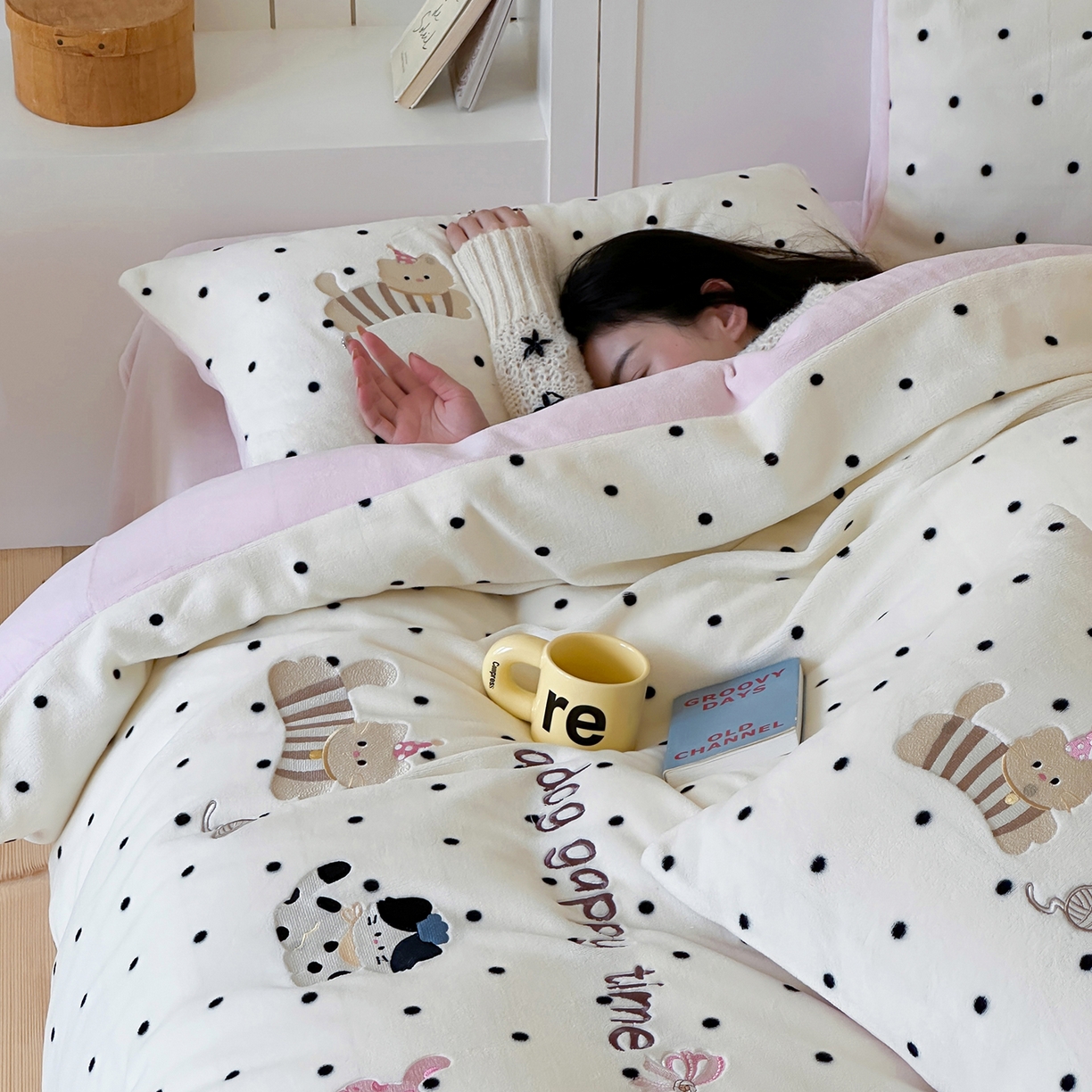 91家纺网 家纺一手货源 找家纺 优悦生活馆 2025新款牛奶绒卡通印花刺绣四件套系列 波点猫-白+粉