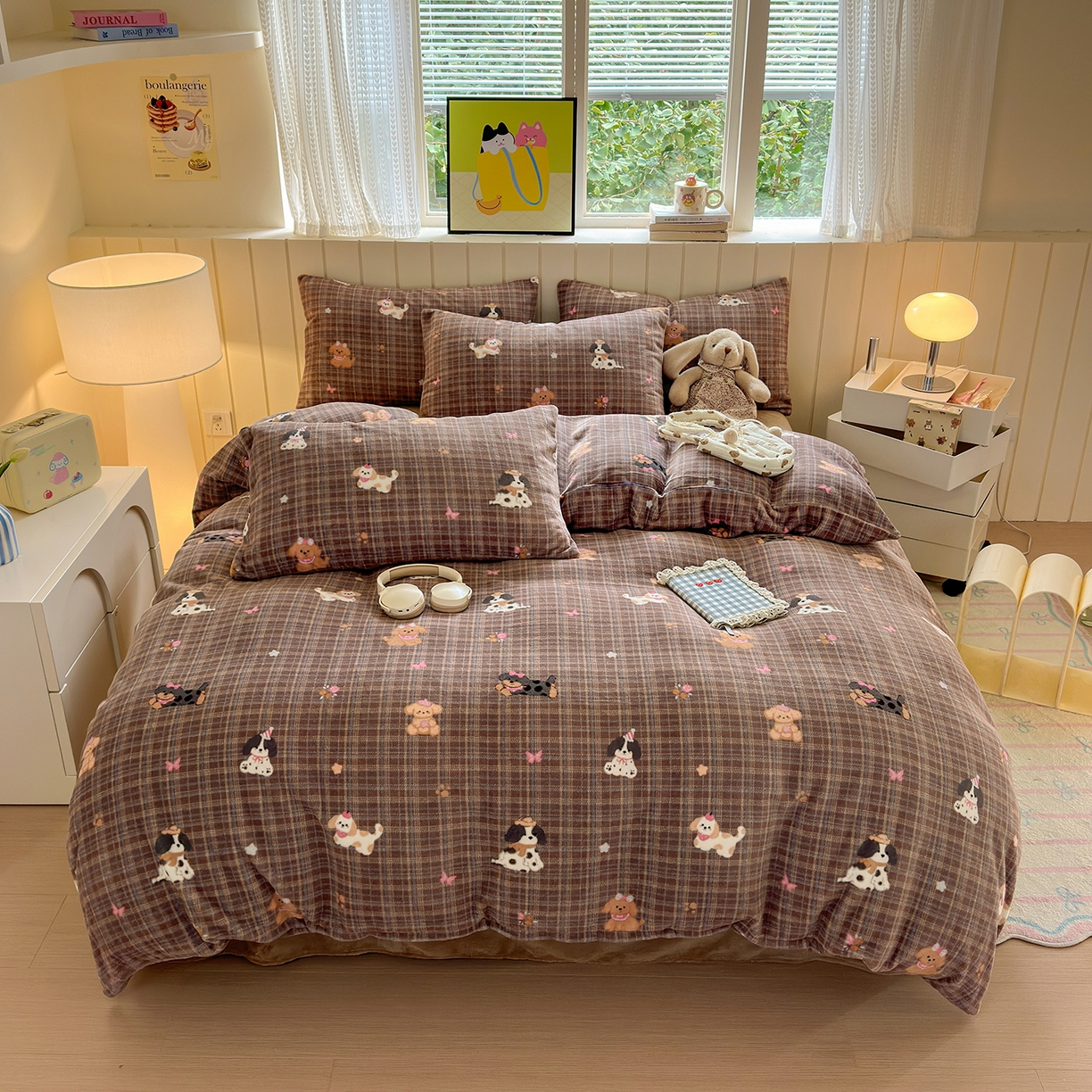 91家纺网 家纺一手货源 找家纺 丽美人家纺 2025新款小版印花牛奶绒四件套 英伦小狗